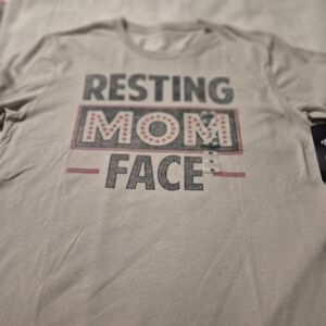 NWT Resting Mom Face Size M Graphic Tee Short Sleeve Tee- Light Gray